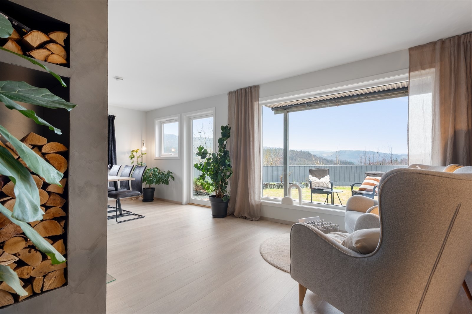 Elegant designe med egen nisje for oppbevaring av ved. Galleribilde