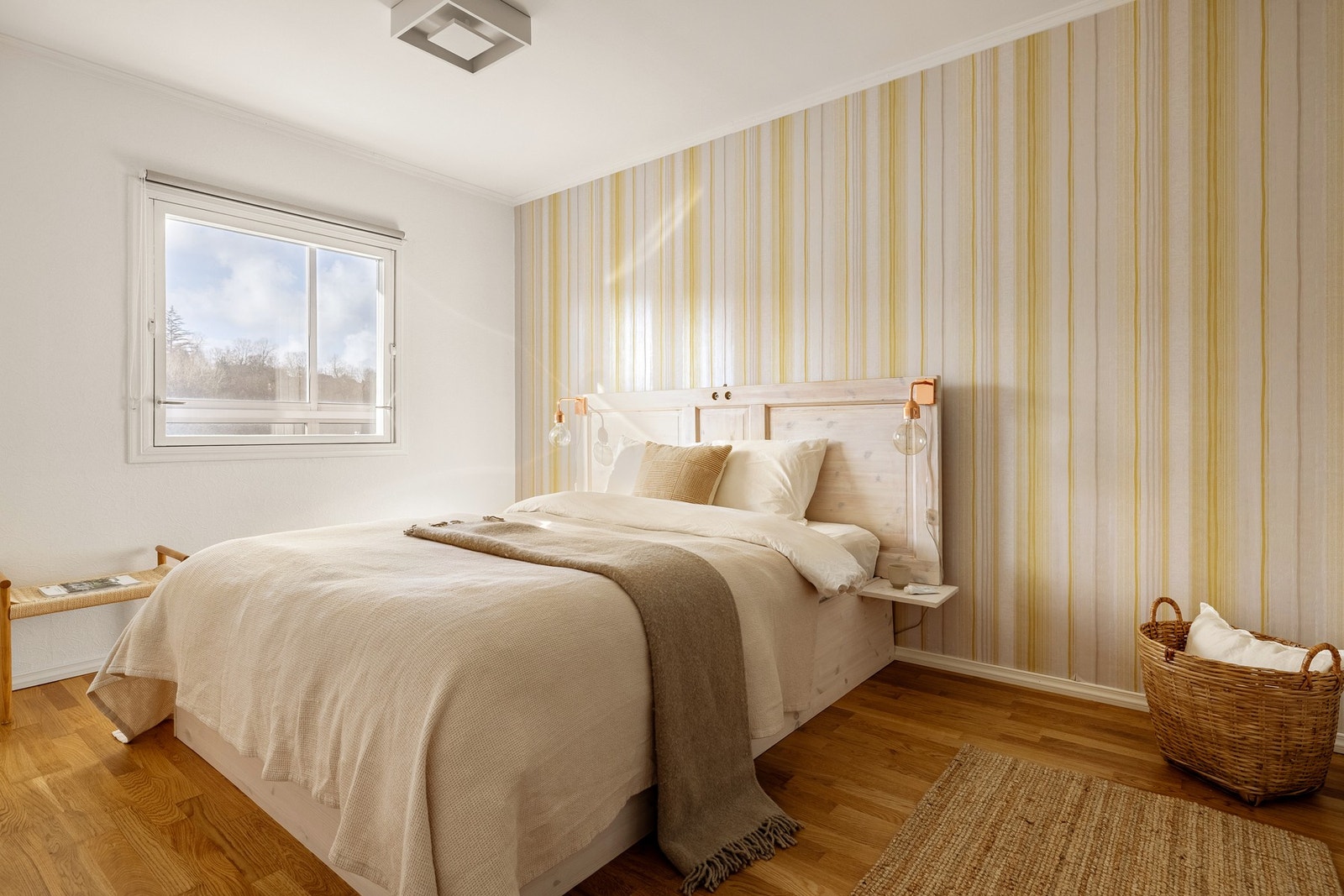 Her er det god plass til en stor seng med nattbord på hver side. Galleribilde