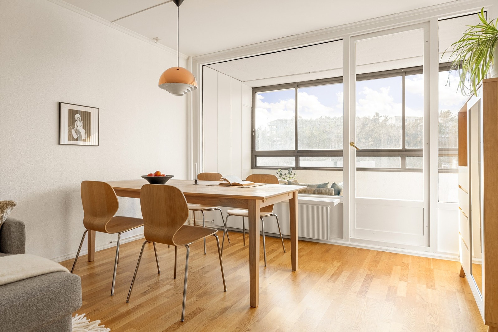 Her er det store vindusflater som slipper inn godt med naturlig lys. Galleribilde