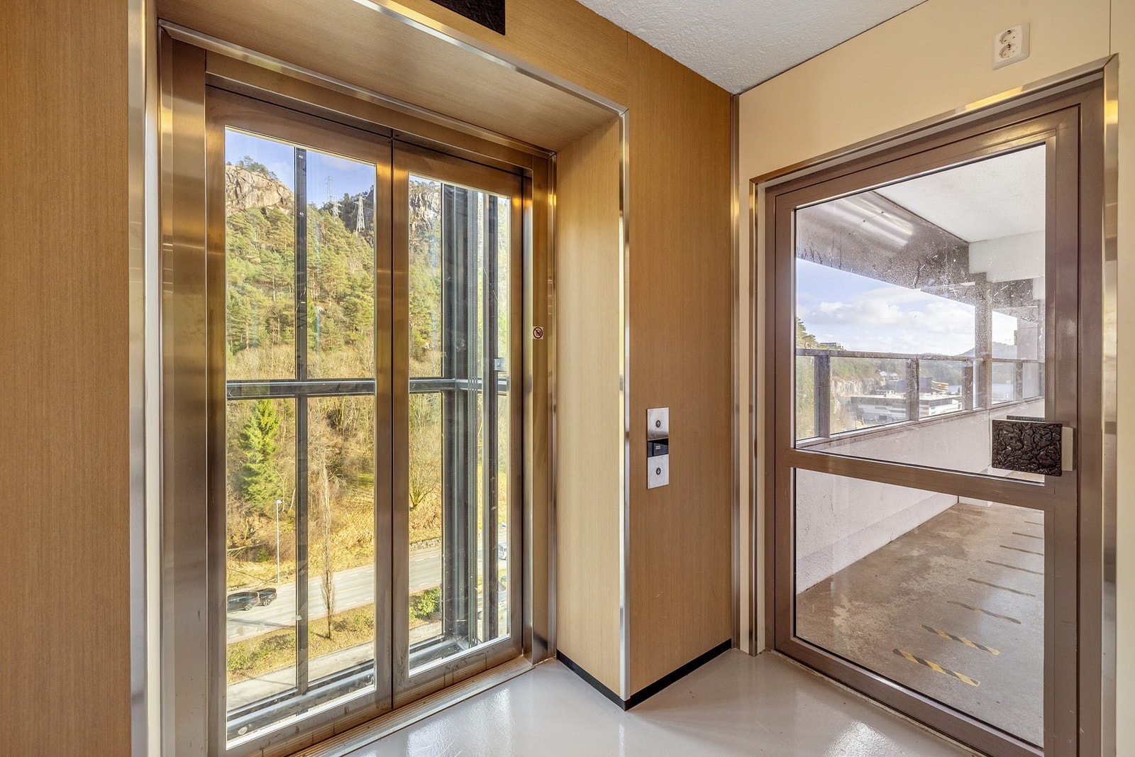 Det er heis i bygget slik at man enkelt kommer seg til 10 etasje. Galleribilde