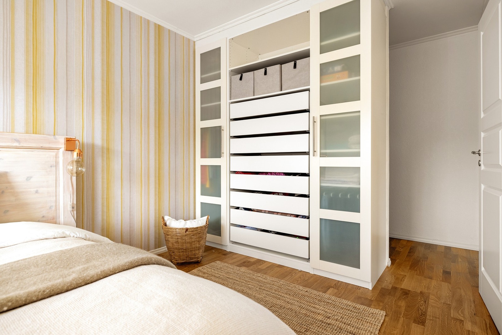 Det er også godt med garderobeskap, blant annet i en walk-in closet løsning. Galleribilde