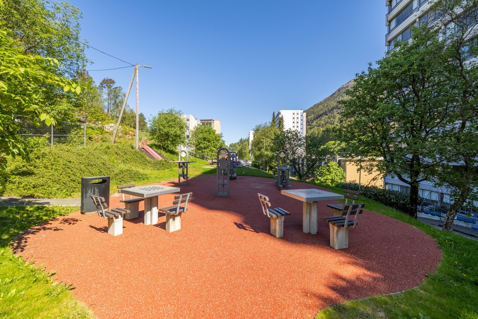 Borettslaget ligger svært sentralt til i Loddefjord og det er en kort gangavstand til Vestkanten Storsenter med alt en trenger i hverdagen! Galleribilde