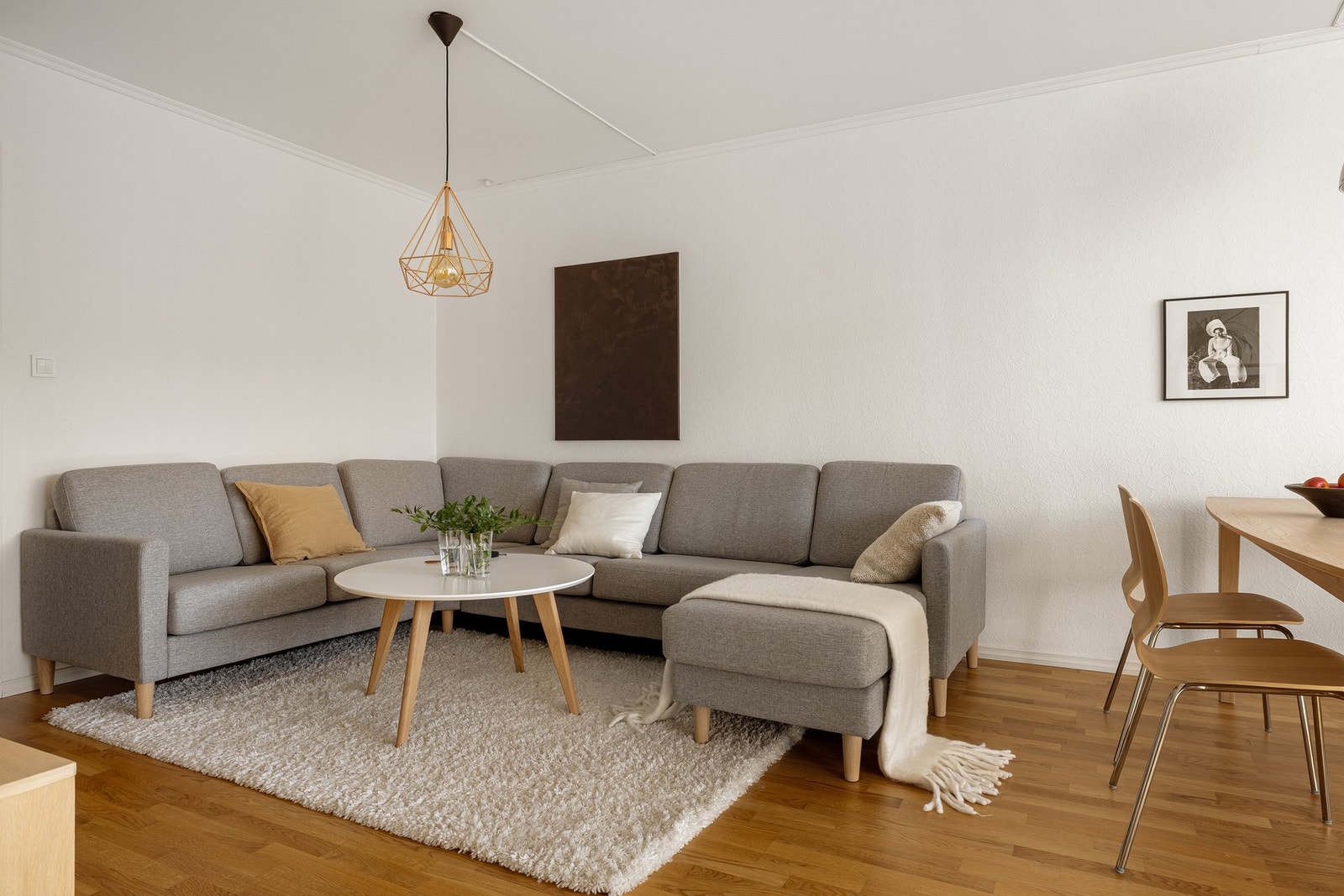 Det er god plass til den favoriserte sofakroken og spisebord. Galleribilde