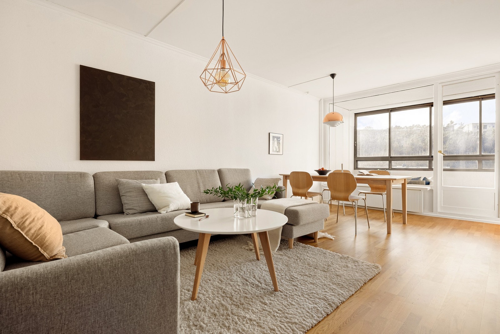 Grunnet rommets størrelse og planløsning er det god plass til å møblere i forskjellige soner. Galleribilde