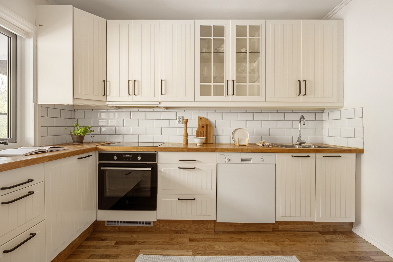 Her er det godt med oppbevaringsplass i skuffer og skap, samt arbeidsplass på benkeplaten. Galleribilde