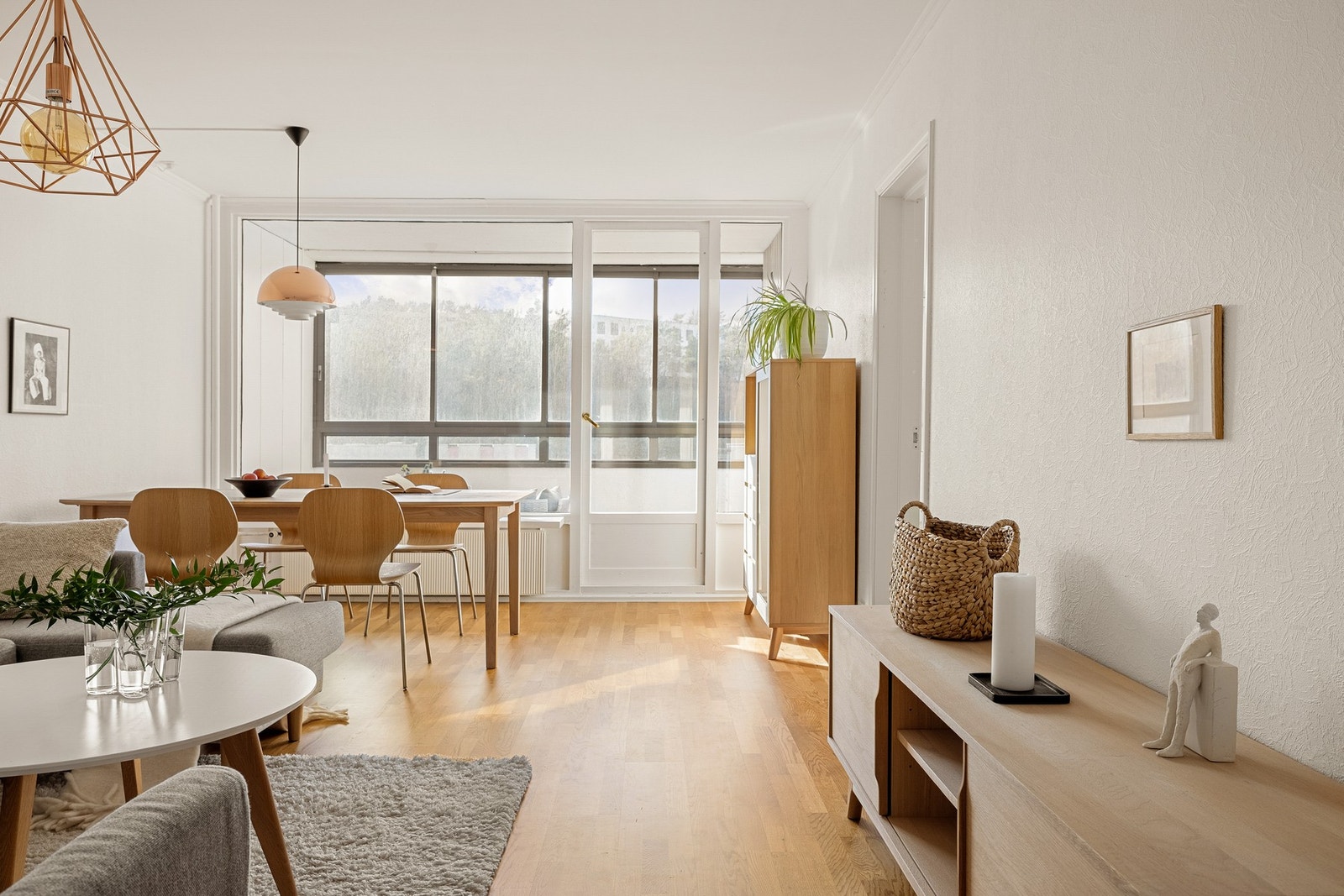 Vi beveger oss inn i stuen som måles til 21,7 kvm. Galleribilde