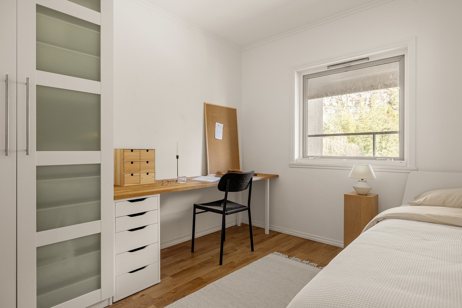 Det andre soverommet måles til 8,7 kvm. og har god plass til seng, nattbord og garderobeløsning. Galleribilde