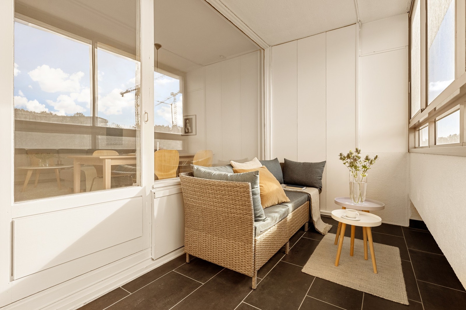 Her kan man fint møblere med en koselig sittegruppe, slik at fine dager kan nytes! Galleribilde