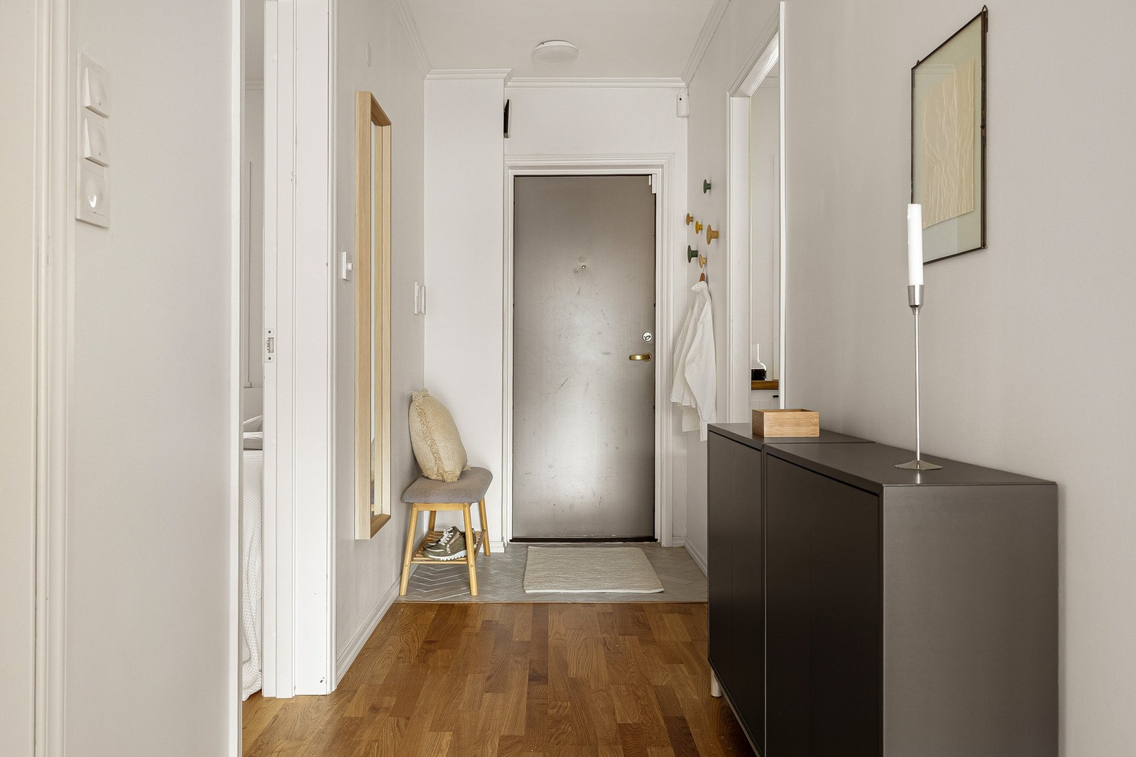 I entréen som måles til 6,6 kvm. er det god plass til oppbevaringsløsninger til yttertøy og sko. Galleribilde