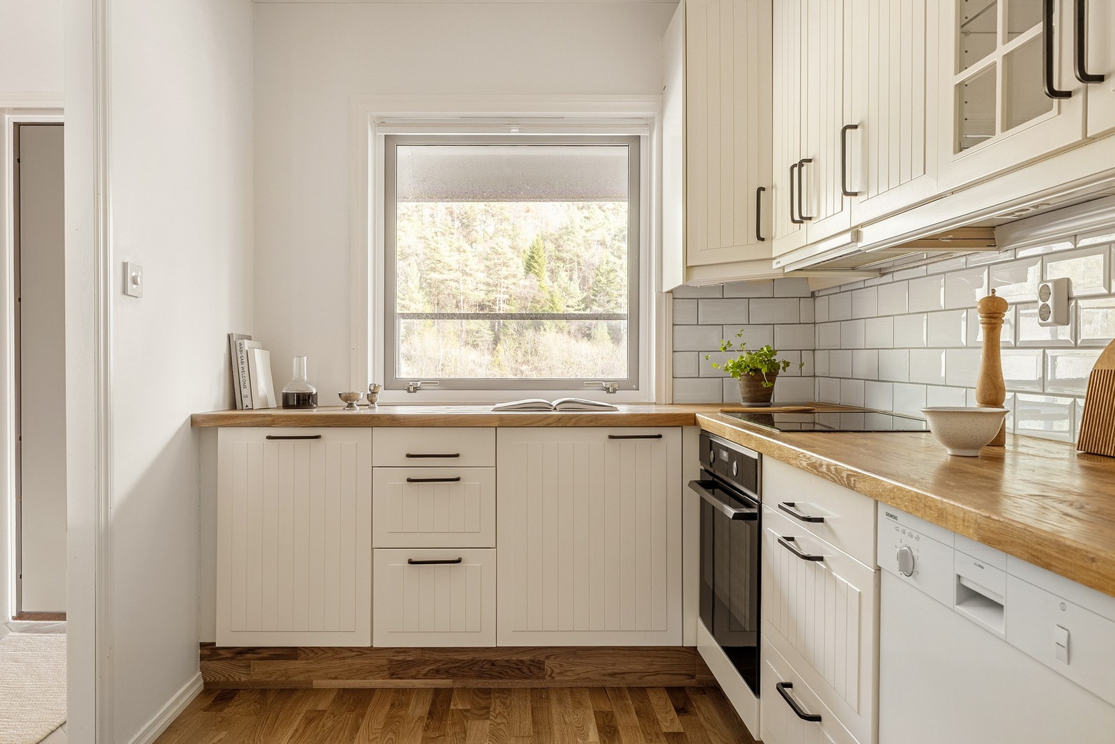 Kjøkkenet måles til 9,6 kvm. og har en innredning av profilerte fronter og benkeplate av laminat. Galleribilde