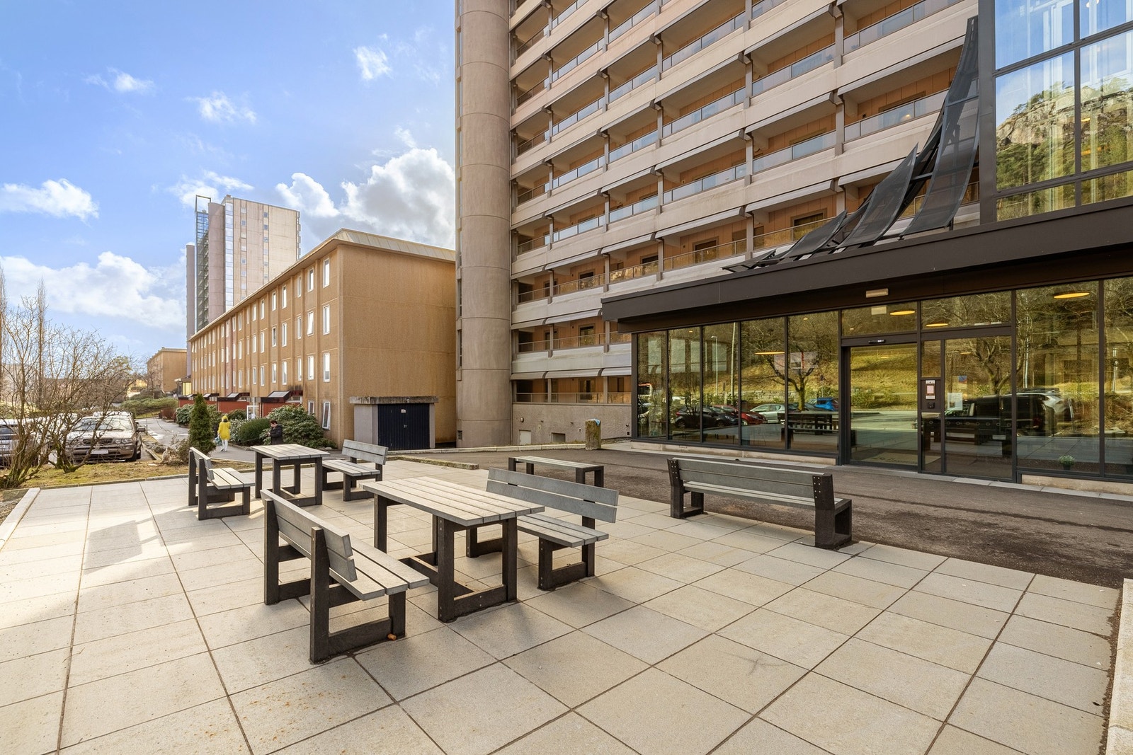 Borettslaget er pent opparbeidet med diverse uteareal, som lekeplasser og sittebenker. Galleribilde