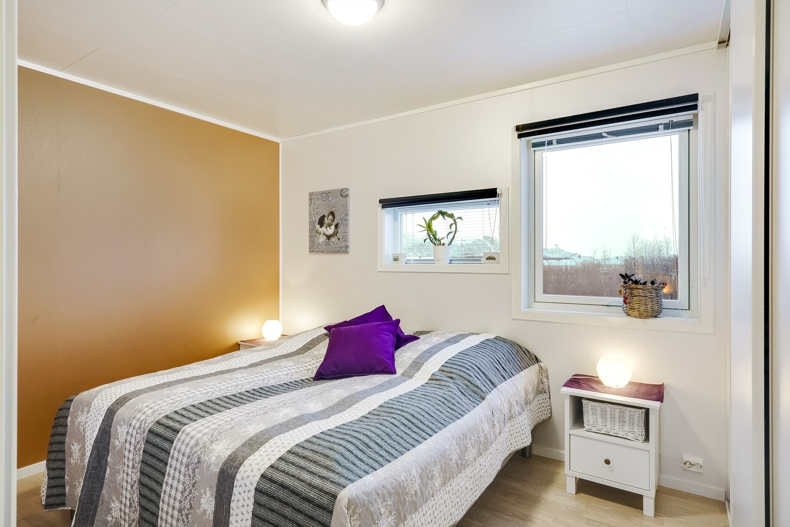 Leiligheten har 2 soverom hvorav dette er hovedsoverommet på ca. 11 m2. Her er det montert skyvedørsgarderobe. Galleribilde