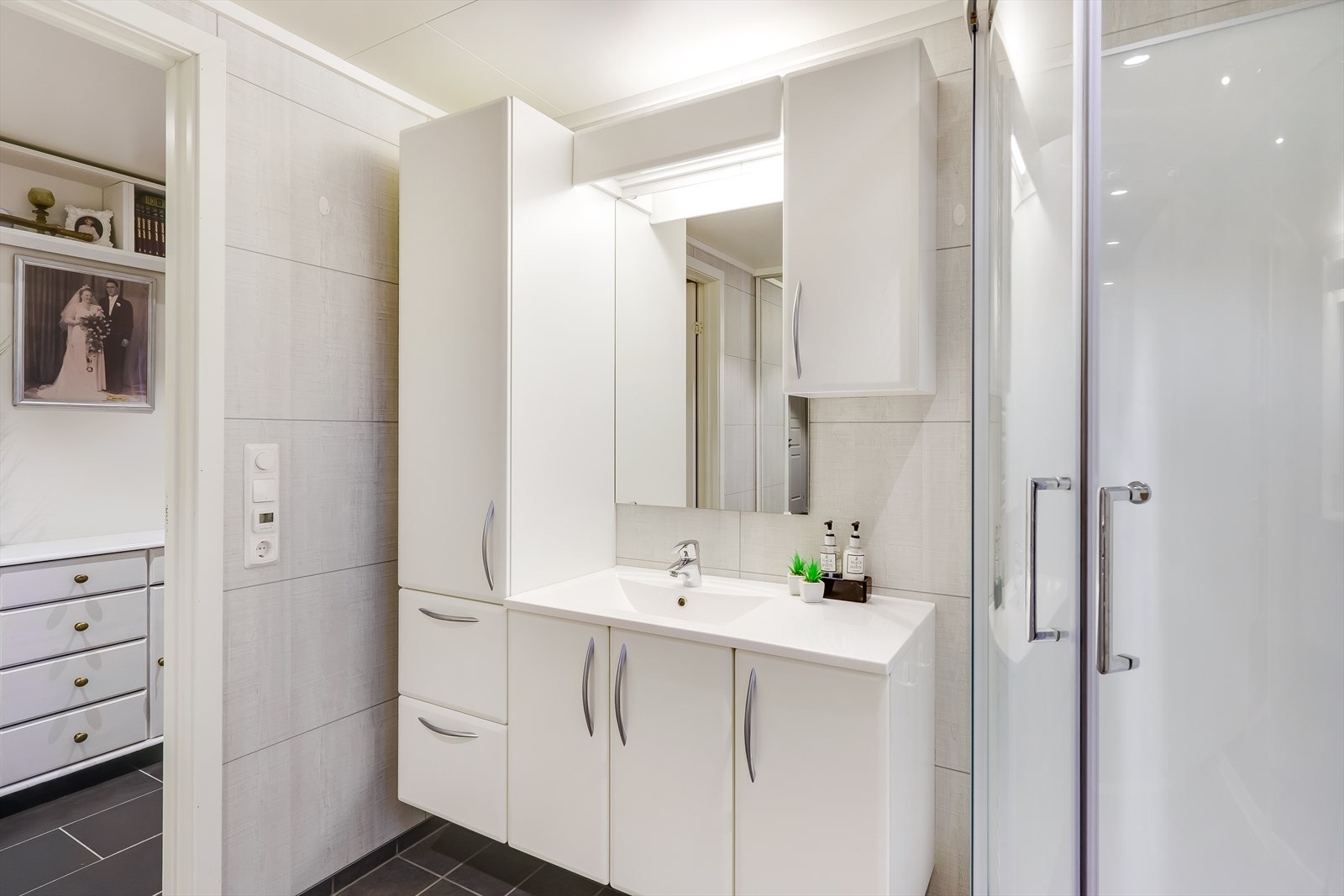 Her er det montert skyvedør foran bereder, opplegg for vaskemaskin og skyllekar i underskap. Galleribilde