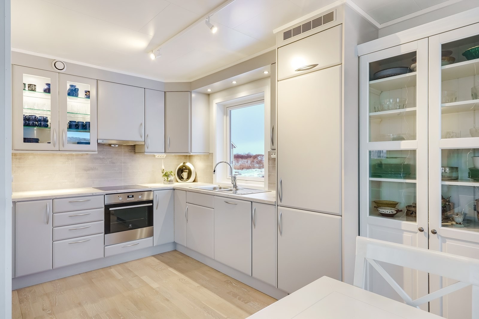 Kjøkken har bra med skapplass, der det er montert overskap, underskap og høy skap. Galleribilde