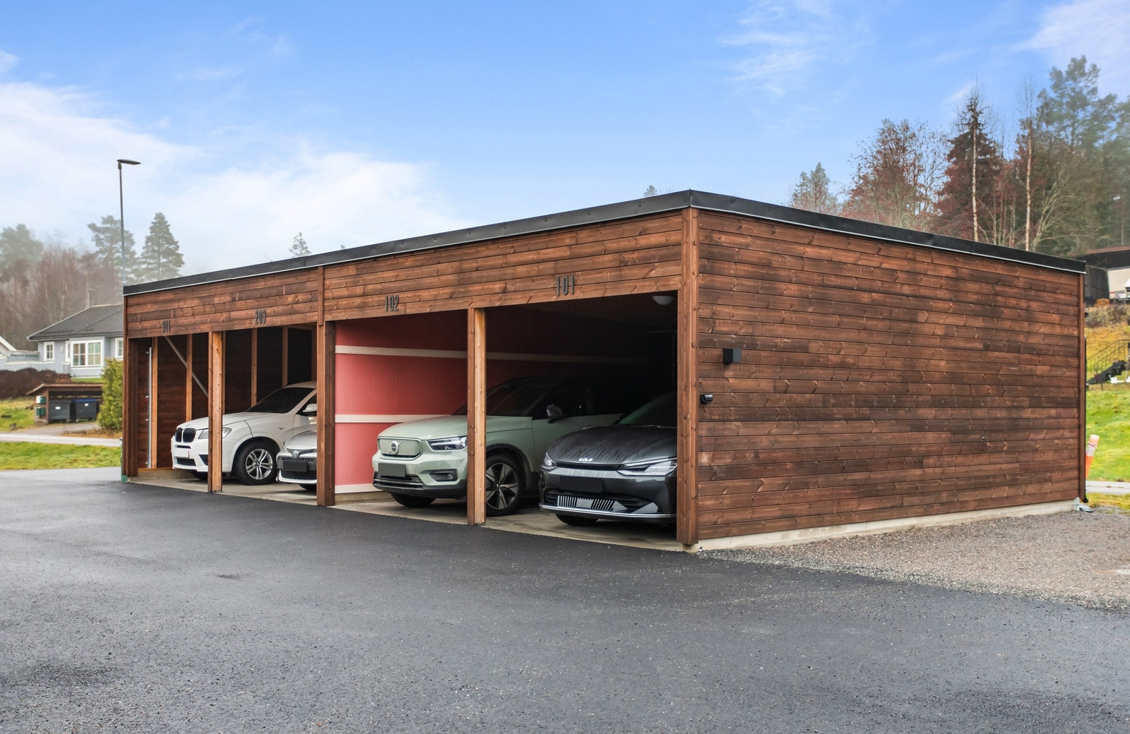 Parkering i carport. Galleribilde