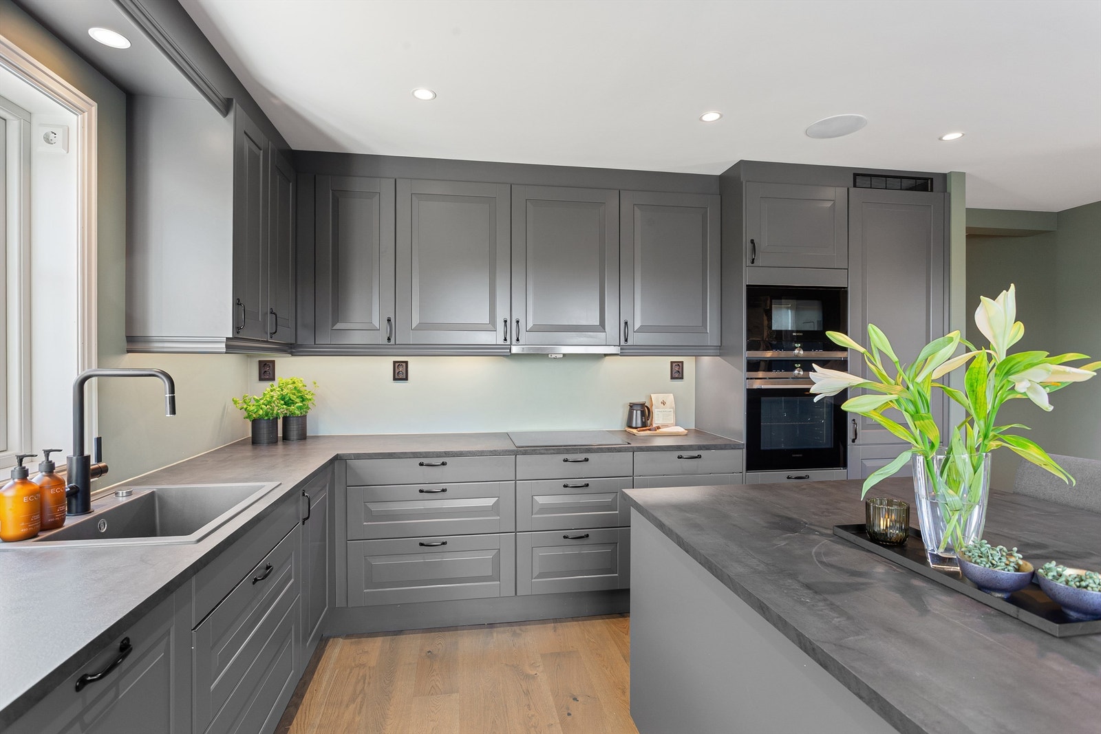 Tilsvarende utførelse på en praktisk kjøkkenøy med barløsning Galleribilde