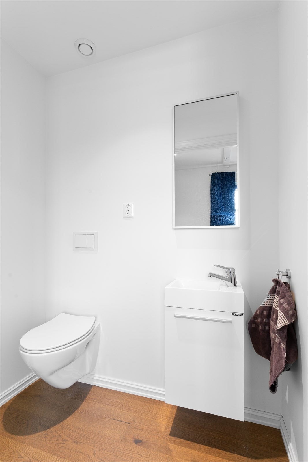 Ekstra wc-rom i 1. etasje og i 2. etasje med servant samt vegghengt toalett Galleribilde