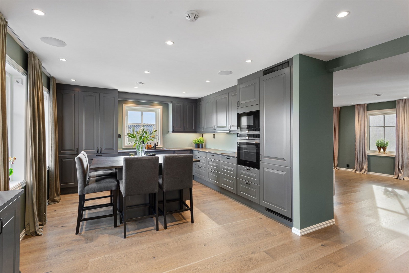 Pent og profilert Sigdal kjøkken fra 2021 med helintegrerte hvitevarer Galleribilde