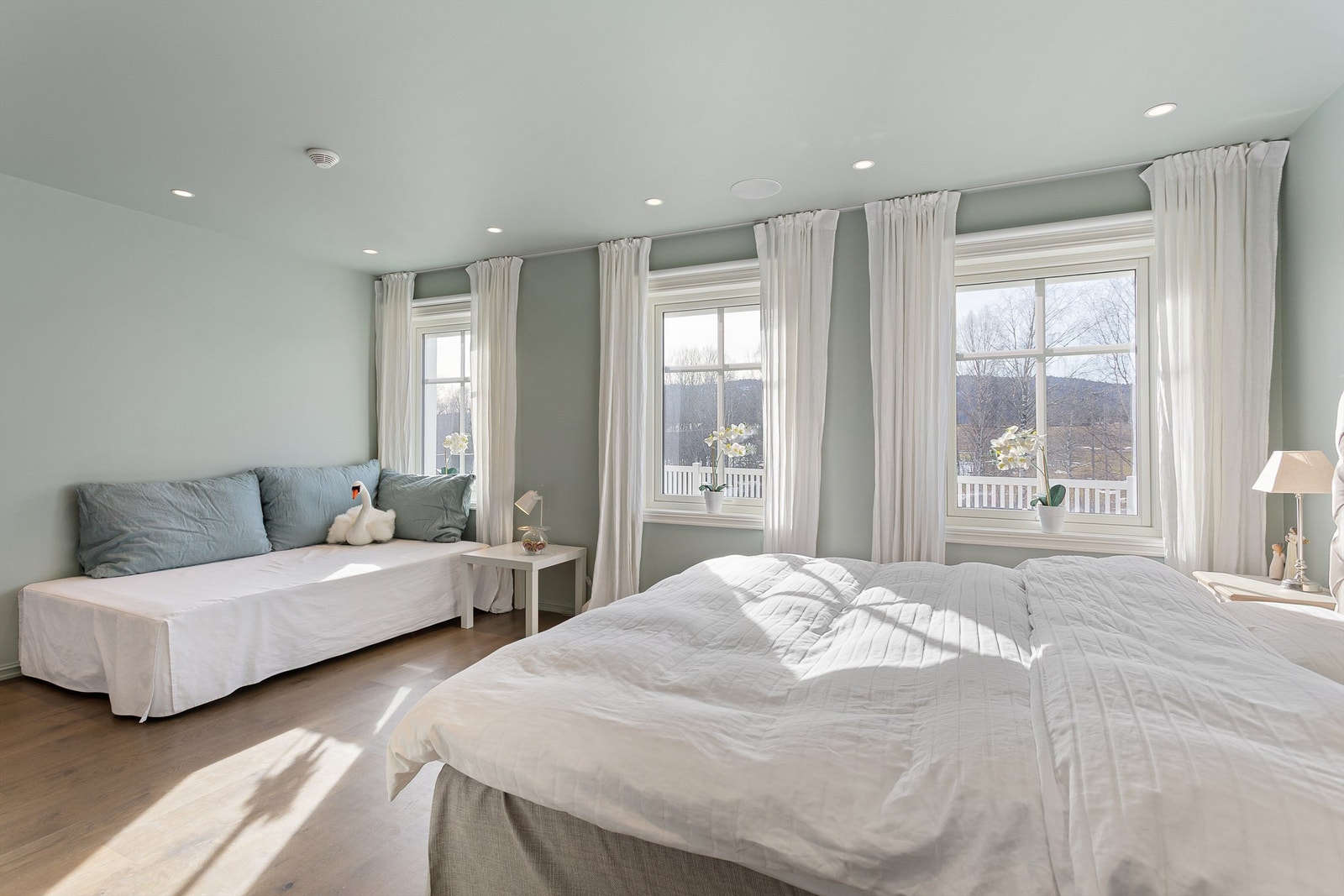 Soverom med parkett på gulv, malte vegger og malt himling Galleribilde