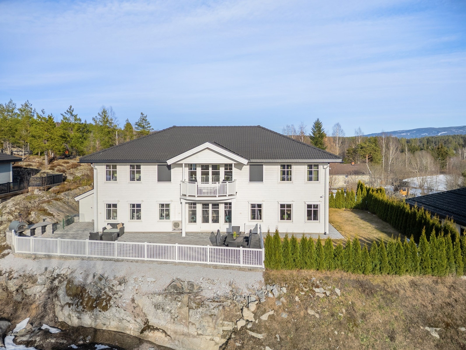 Boligen er plassert høyt og fritt i et rolig boligfelt med kun fire eneboliger Galleribilde
