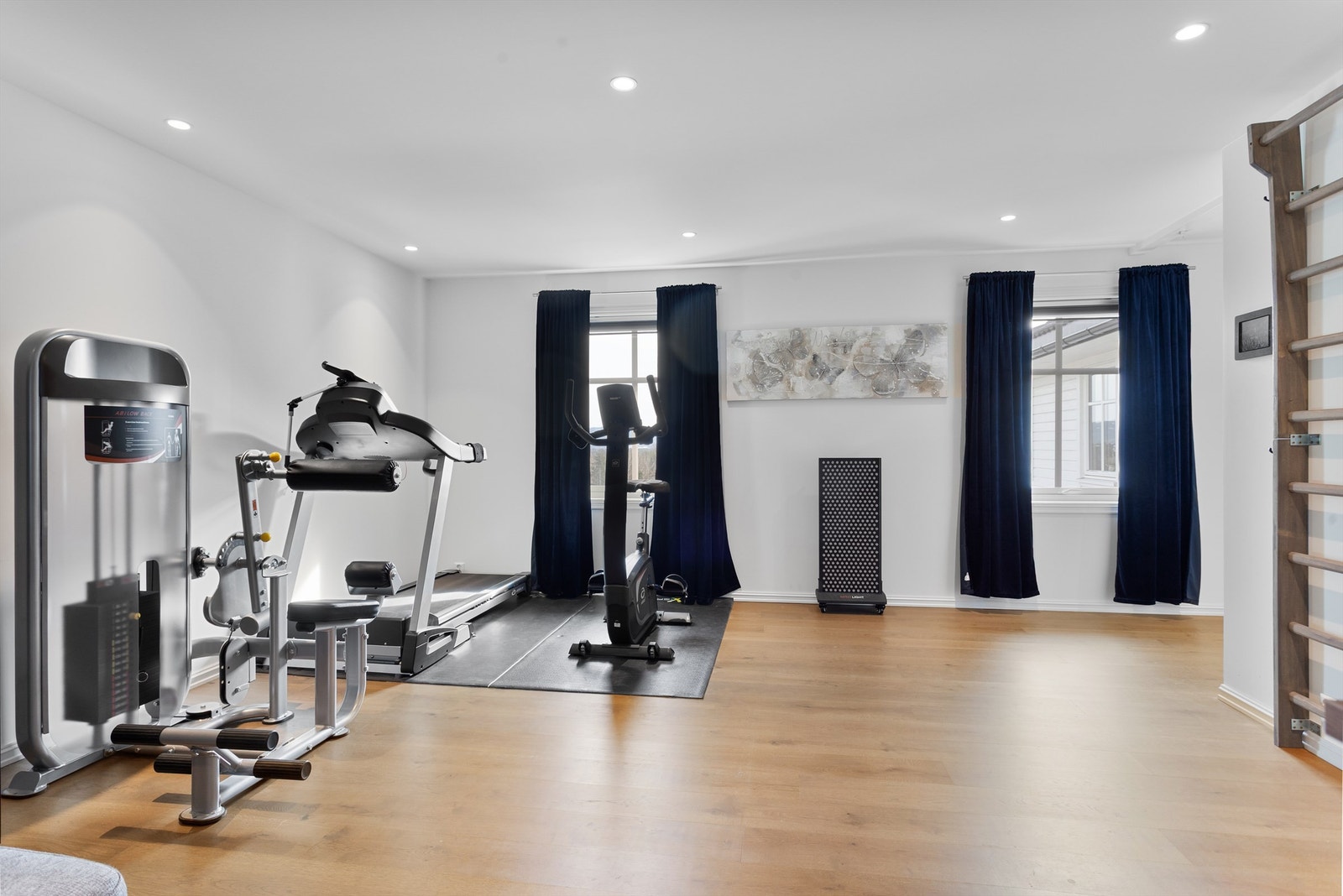 Alle funksjoner på smarthuset kan styres fra skjermer som er installert flere steder i boligen - herunder alle bad, loftstue og kjøkken Galleribilde