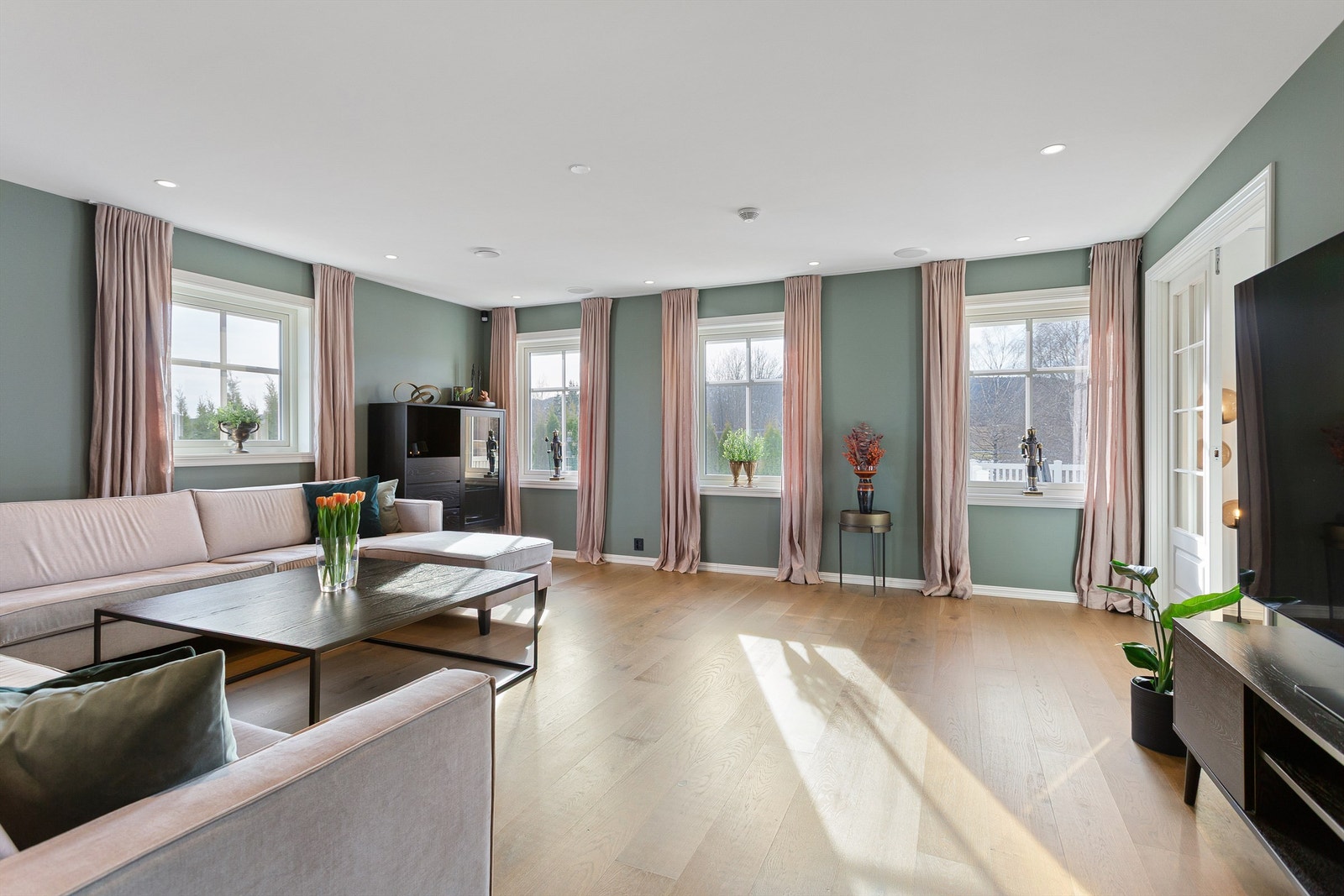 Lys stue med sofaområde Galleribilde