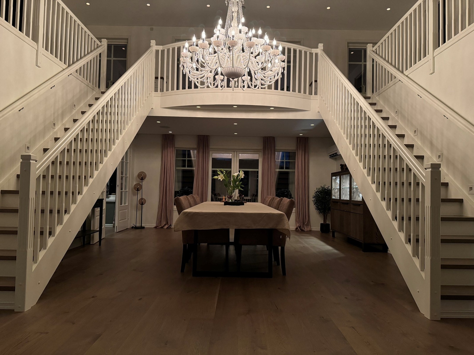 Hall/spisestue (kveldsbilde) - Selgers bilde Galleribilde