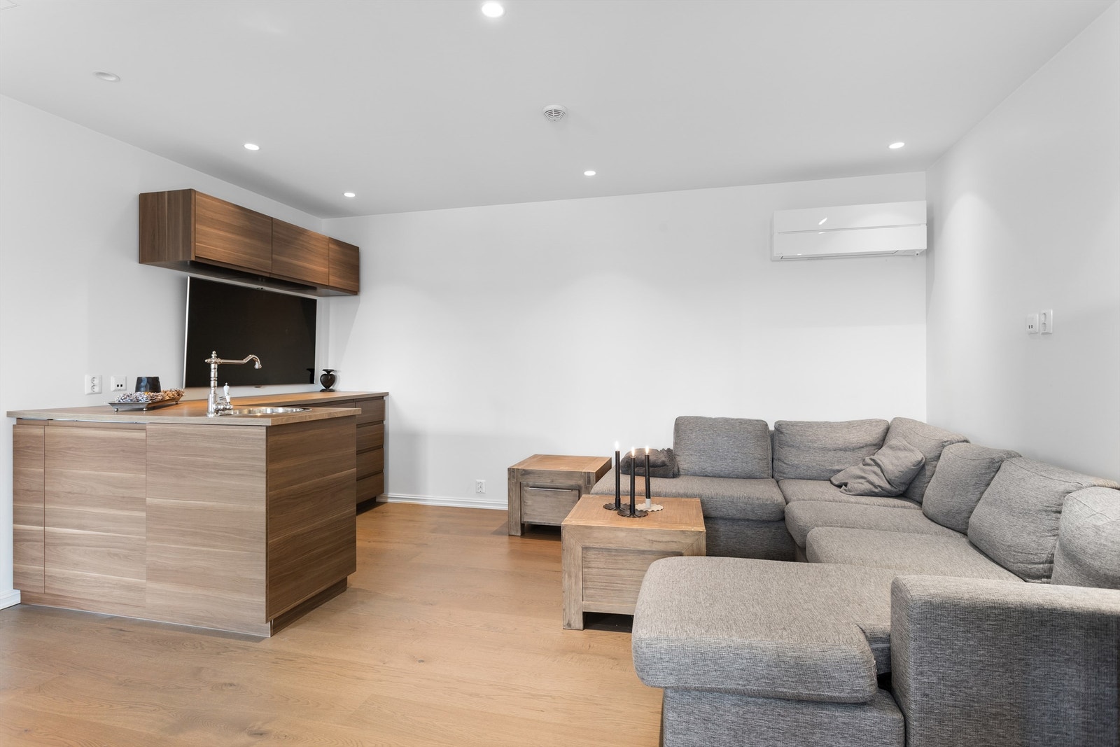 Loftstue med skapinnredning som har bl.a. vask og oppvaskmaskin Galleribilde