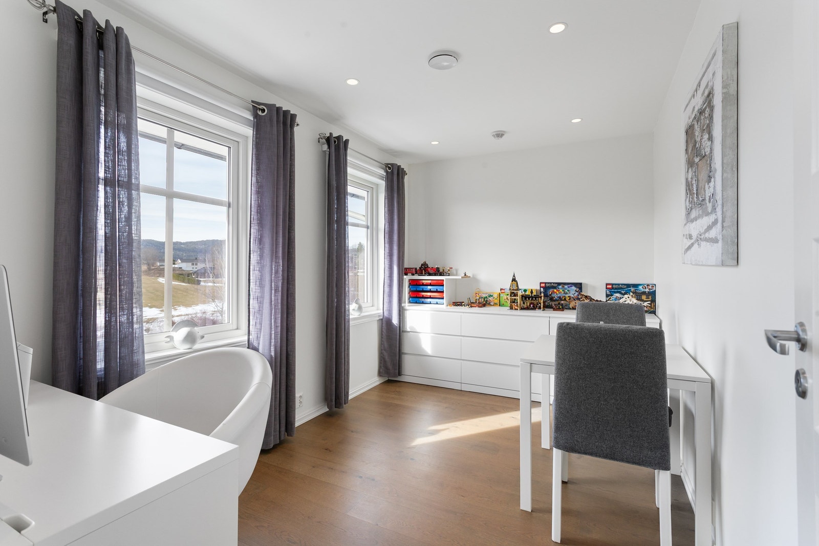 Soverom 2 med parkett på gulv, malte vegger og malt himling Galleribilde