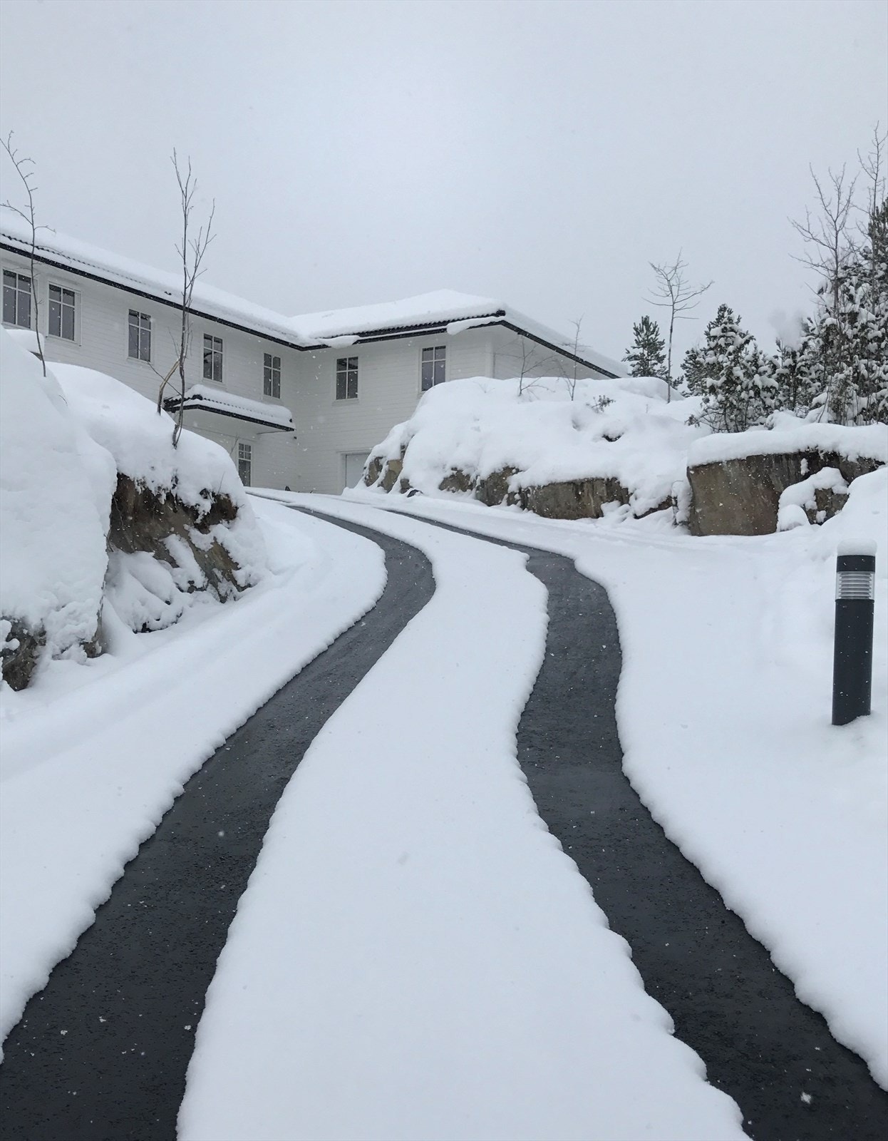 Lagt varmekabler i oppkjørselen (bakken) og deler av gårdsplassen - Selgers bilde Galleribilde