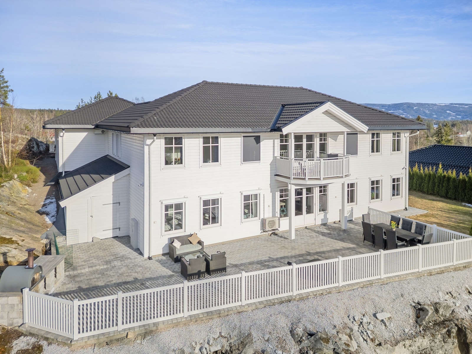 Romslig vestvendt uteplass på ca. 90 kvm belagt med belegningsstein (2022) Galleribilde