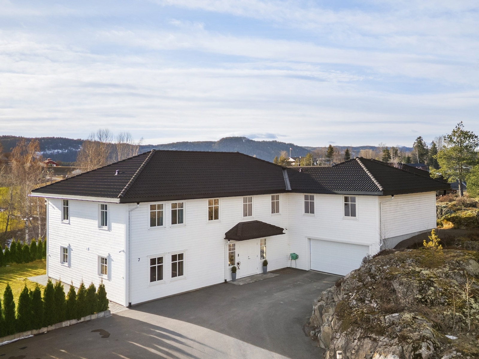 Klassisk enebolig med en moderne og innbydende utførelse. Foto: Ole Thorgeir Solheim Thoresen Galleribilde
