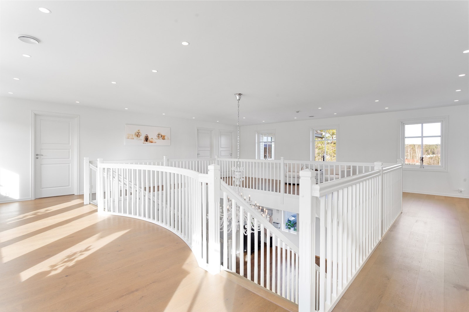 Luftig og lyst galleri med god plass til møblement i 2. etasje Galleribilde