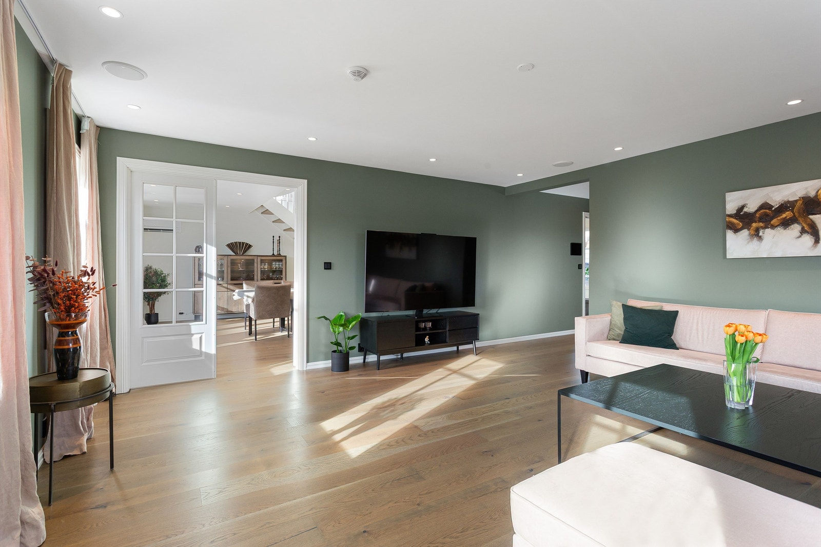 Parkett på gulv, malte vegger og malt himling Galleribilde