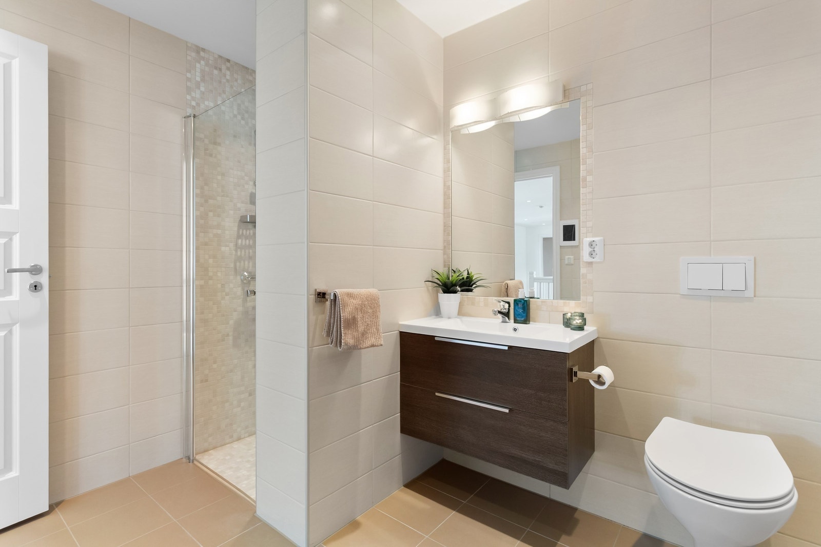 Lyst flislagt bad med downlights i tak og gulvvarme Galleribilde