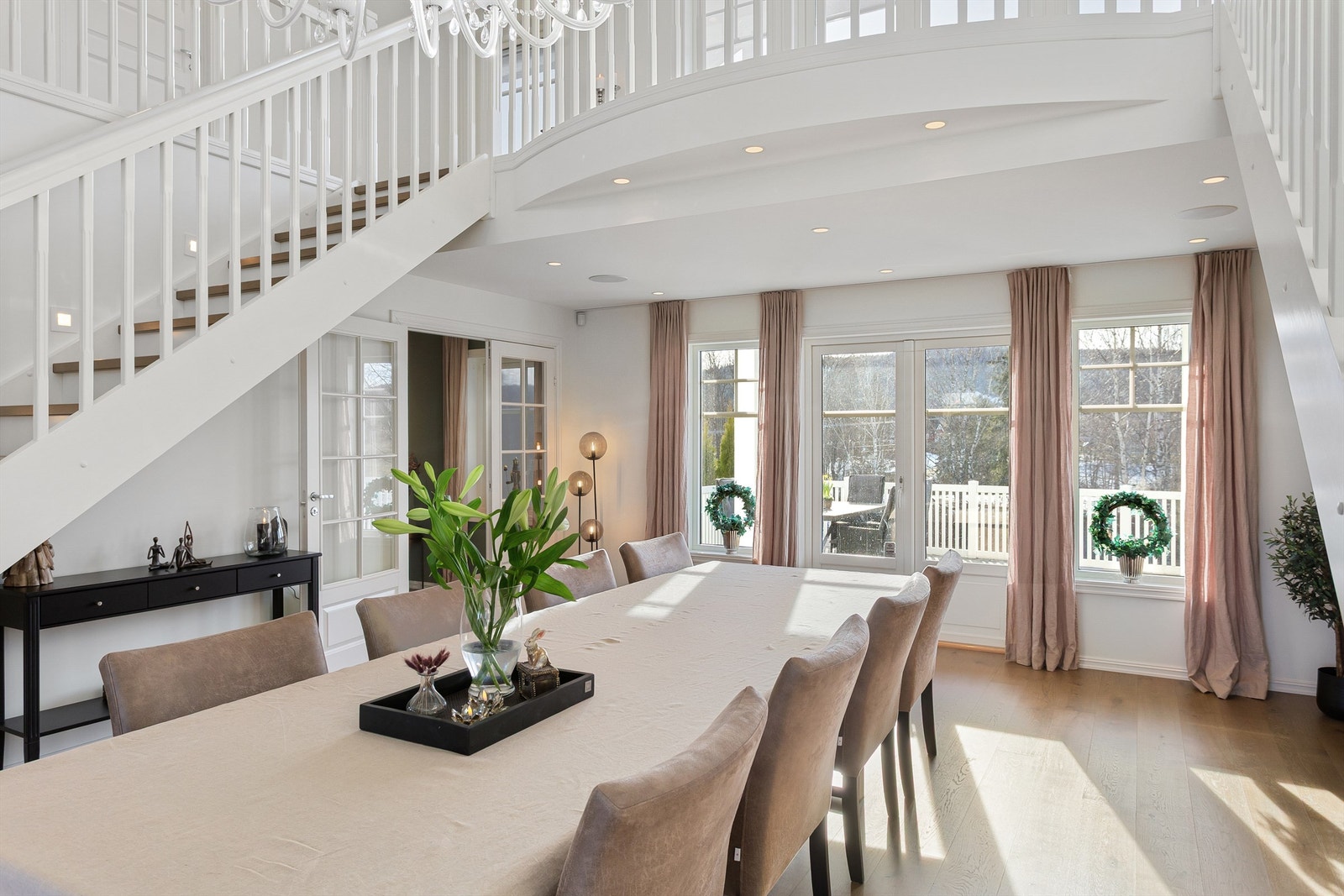 Flott og herskapelig hall/spisestue med dobbel trappeløp til 2. etasje Galleribilde