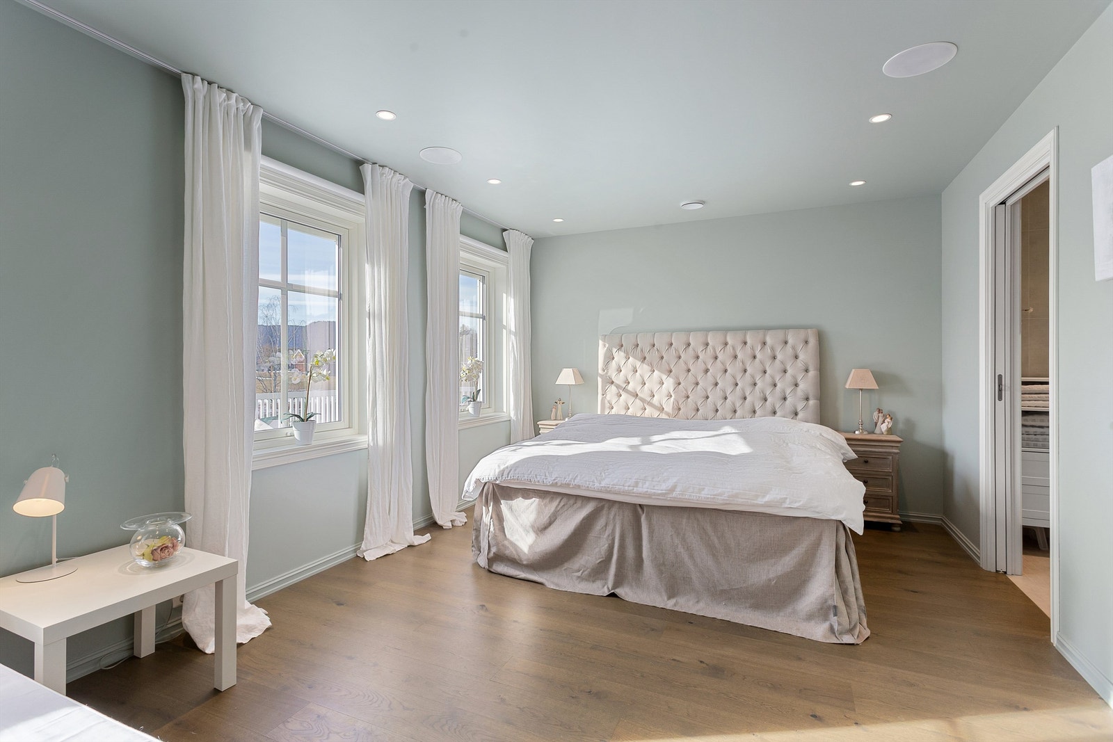 Soverom 5 i 1. etasje med suiteløsning - Tilgang til eget bad og garderoberom Galleribilde