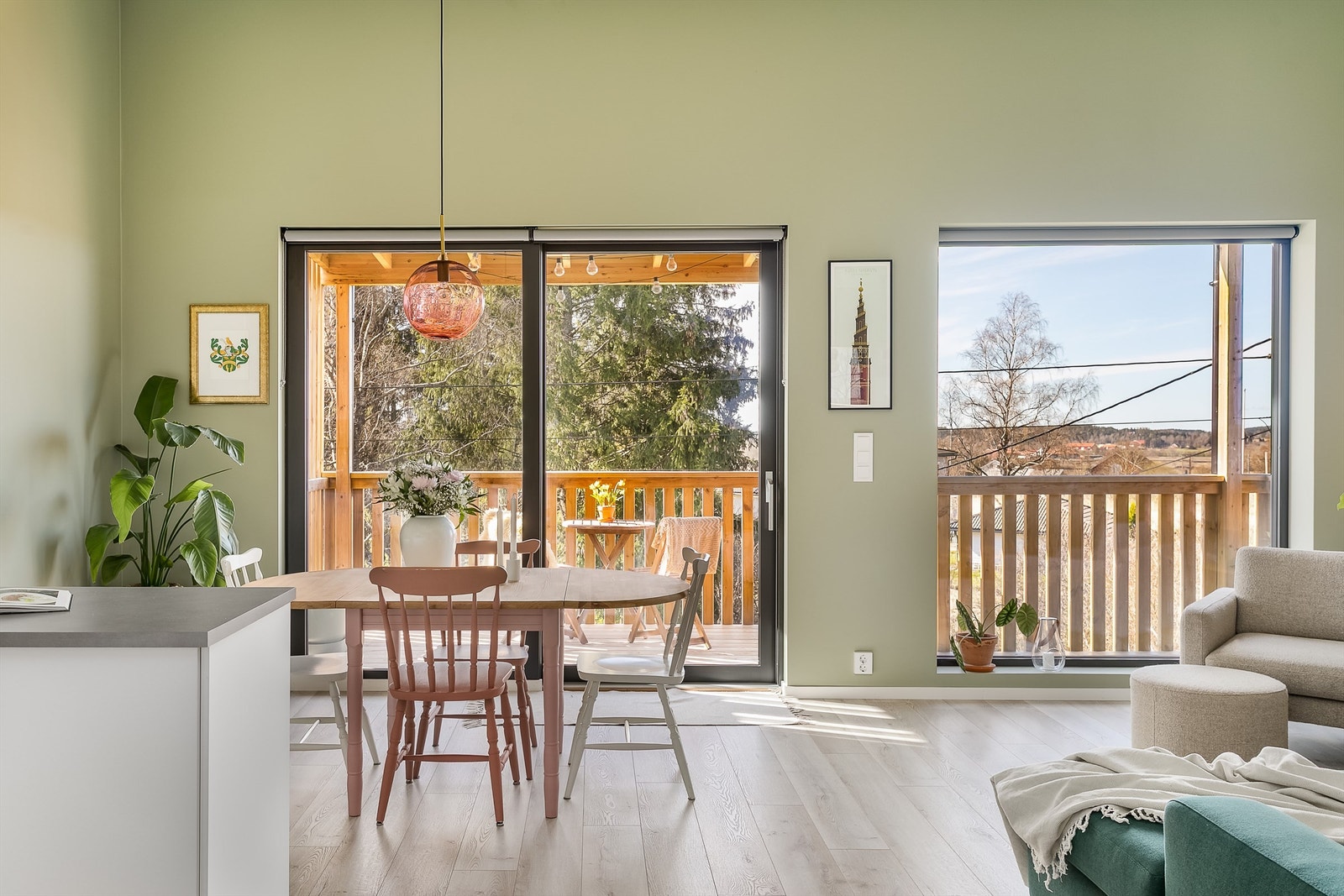 Vel så luftig som ute på verandaen er det innendørs i stuen, der himlingen skråner opp til stor høyde. Galleribilde