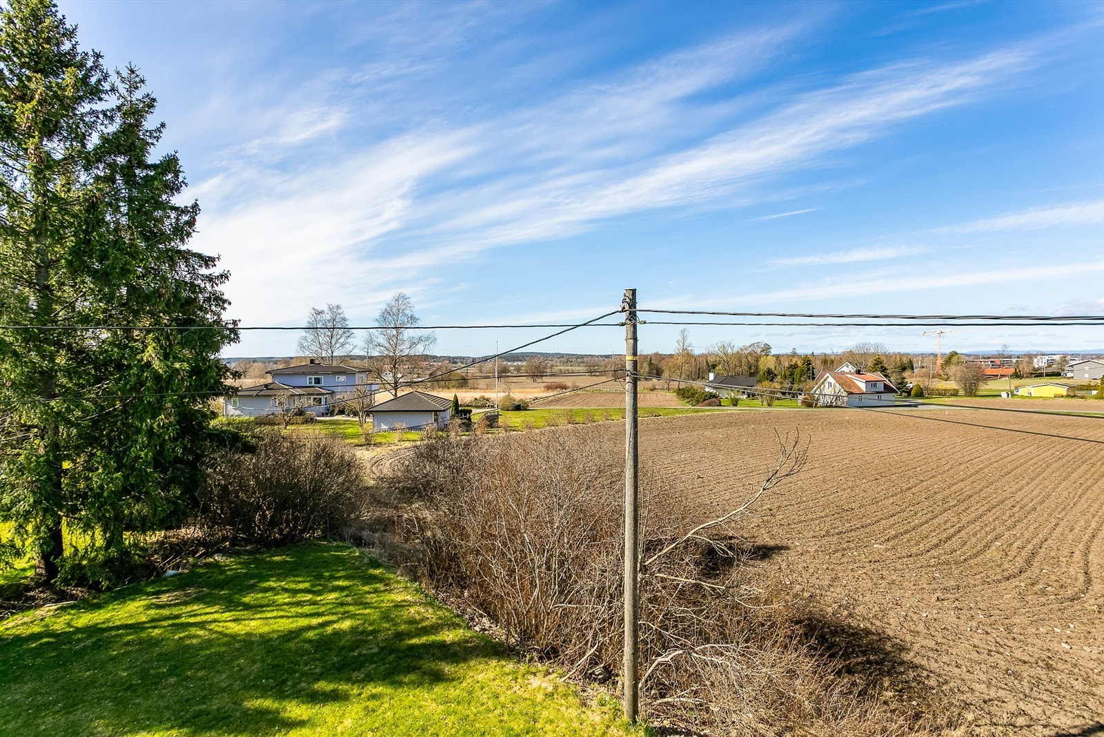 I vestlig og nord-vestlig retning er utsikten svært langstrakt - helt til toppene på andre siden av fjorden. Galleribilde
