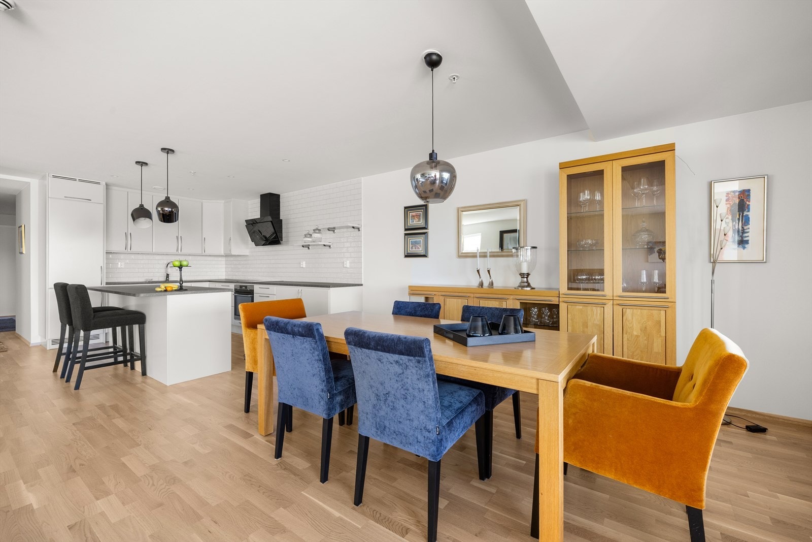 Spisestuen har god plass for langbord med tilhørende vitrinemøblement Galleribilde