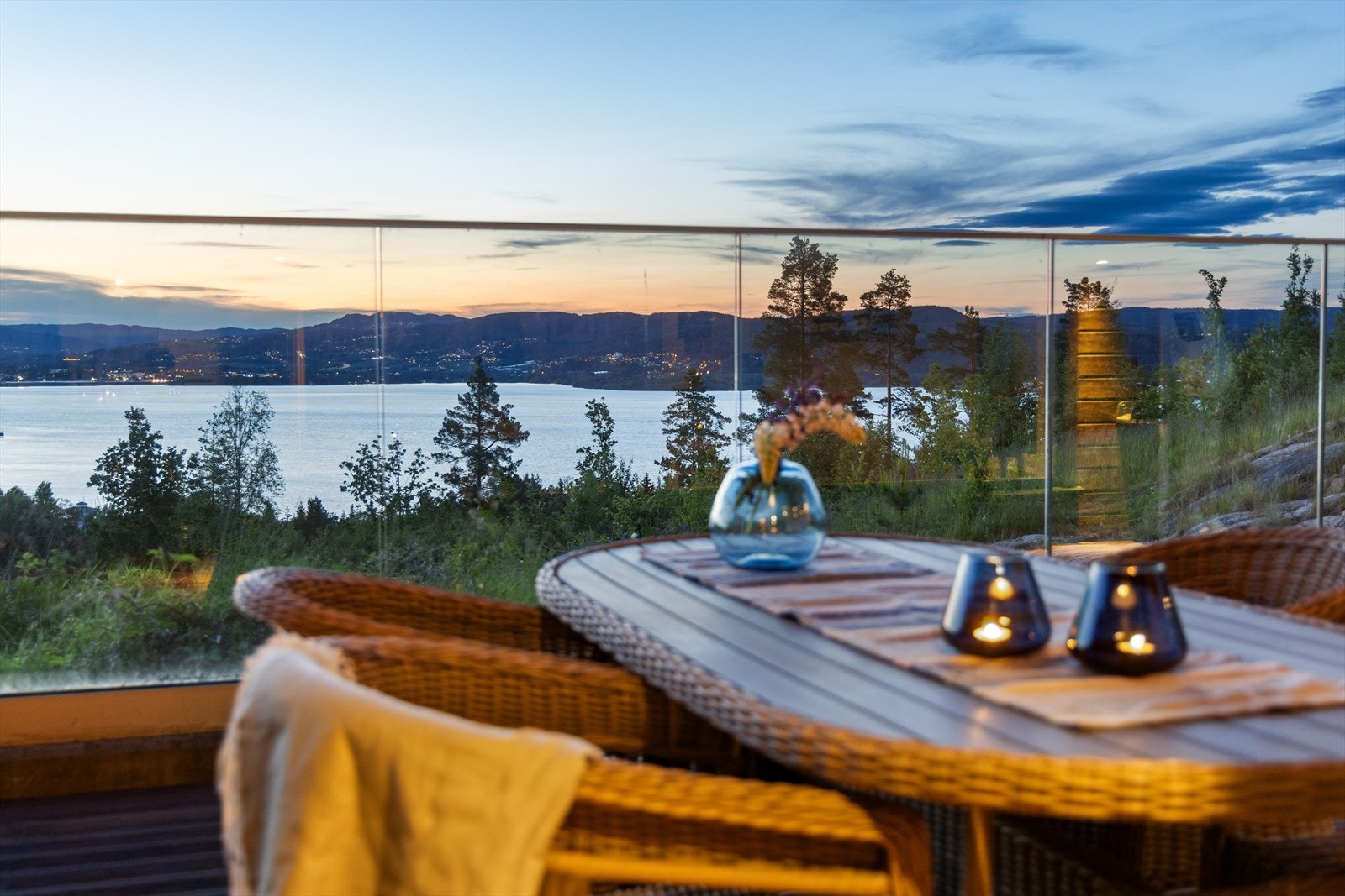 Dette er en flott leilighet med nydelig markterrasse mot flotte grøntarealer og nydelig utsikt Galleribilde