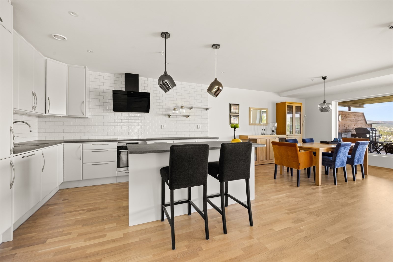 På kjøkkenøyen er det også ekstra sitteplass i barløsning, i tillegg til spisestue Galleribilde