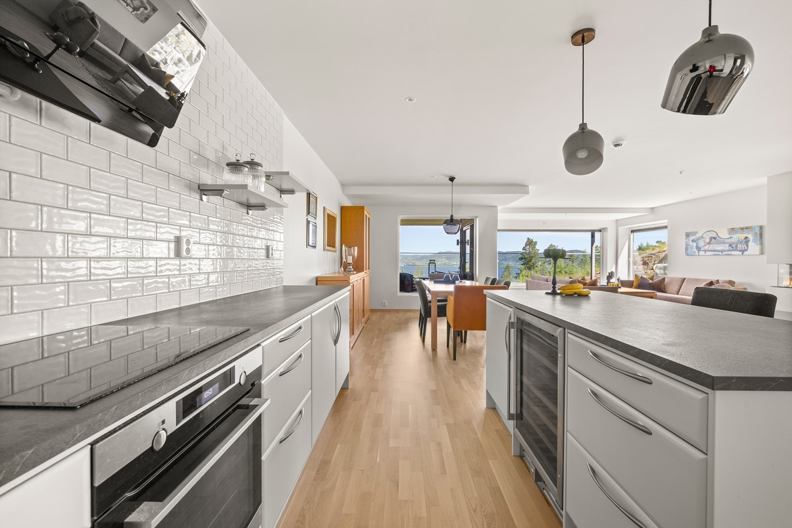 Kjøkkenet har rikt med skap- og skuffeplass, samt gode arbeidsflater Galleribilde