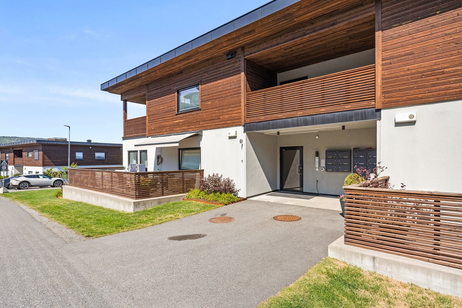 Velkommen hjem! Adkomst til boligen via flotte fellesområder, med heisadkomst til etasjeplan Galleribilde