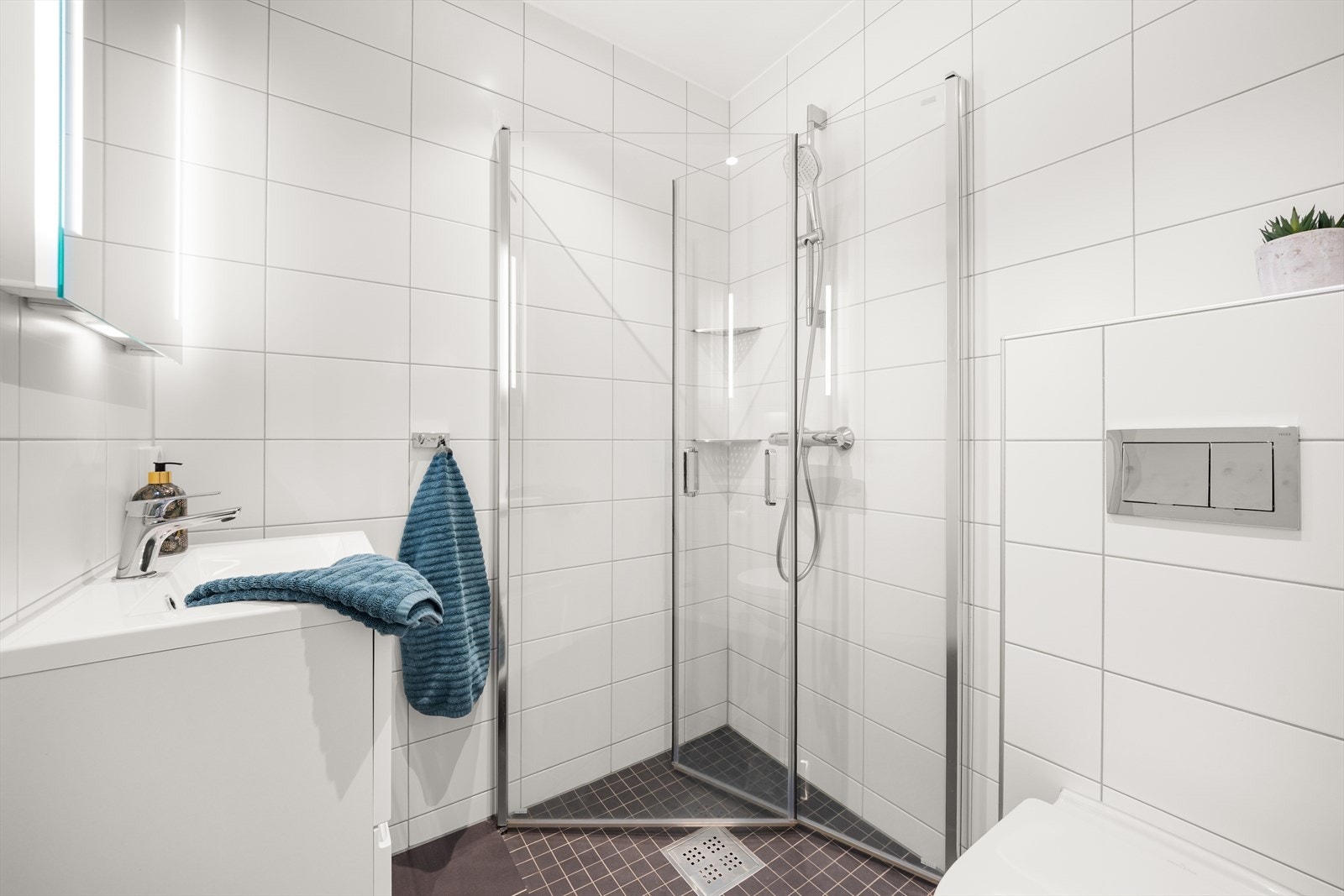 Begge badene er flislagt, har downlights i tak og varmekabler i gulv Galleribilde