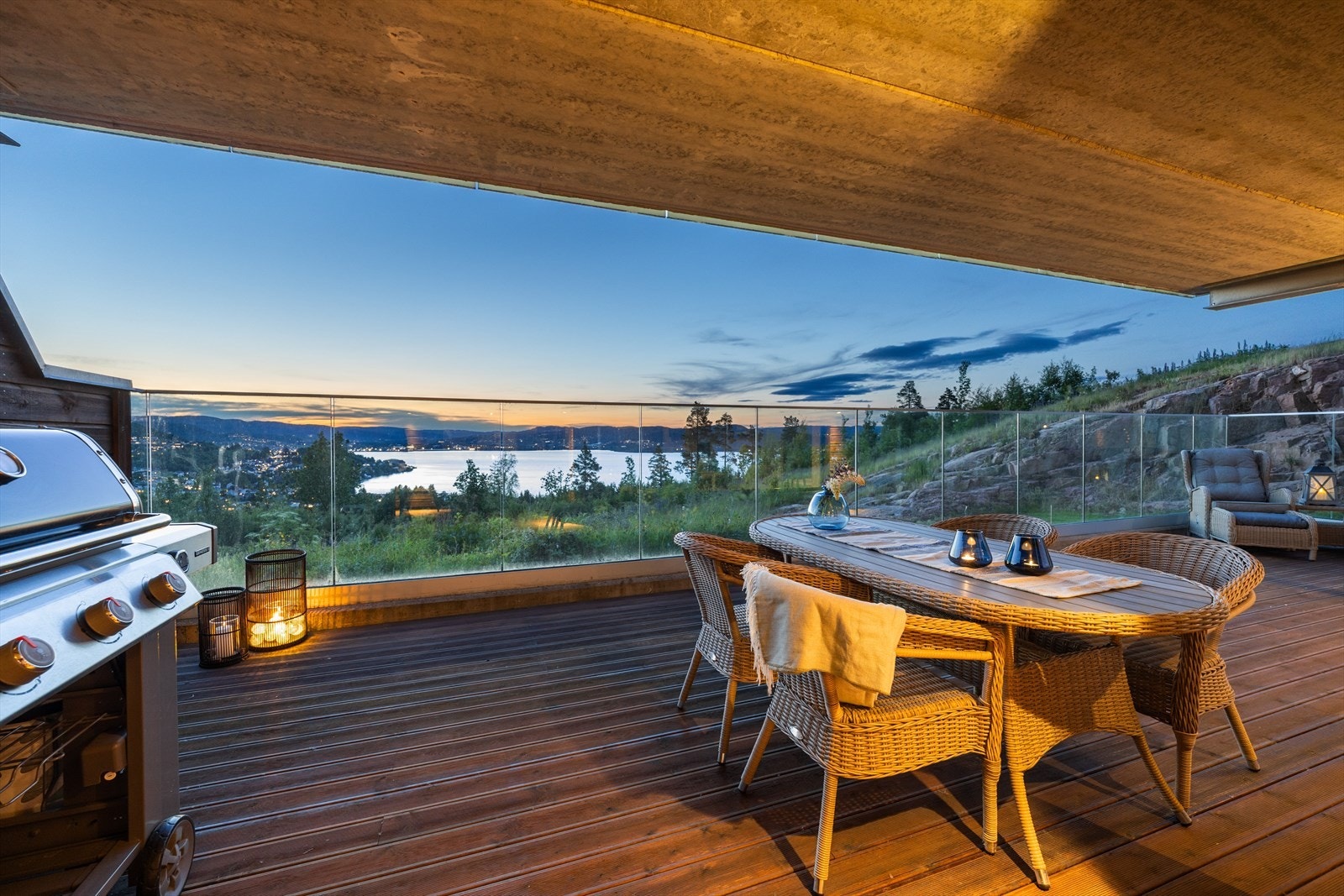 Den usjenerte beliggenheten med store grøntarealer som omkranser leiligheten, gjør dette til en privat oase Galleribilde