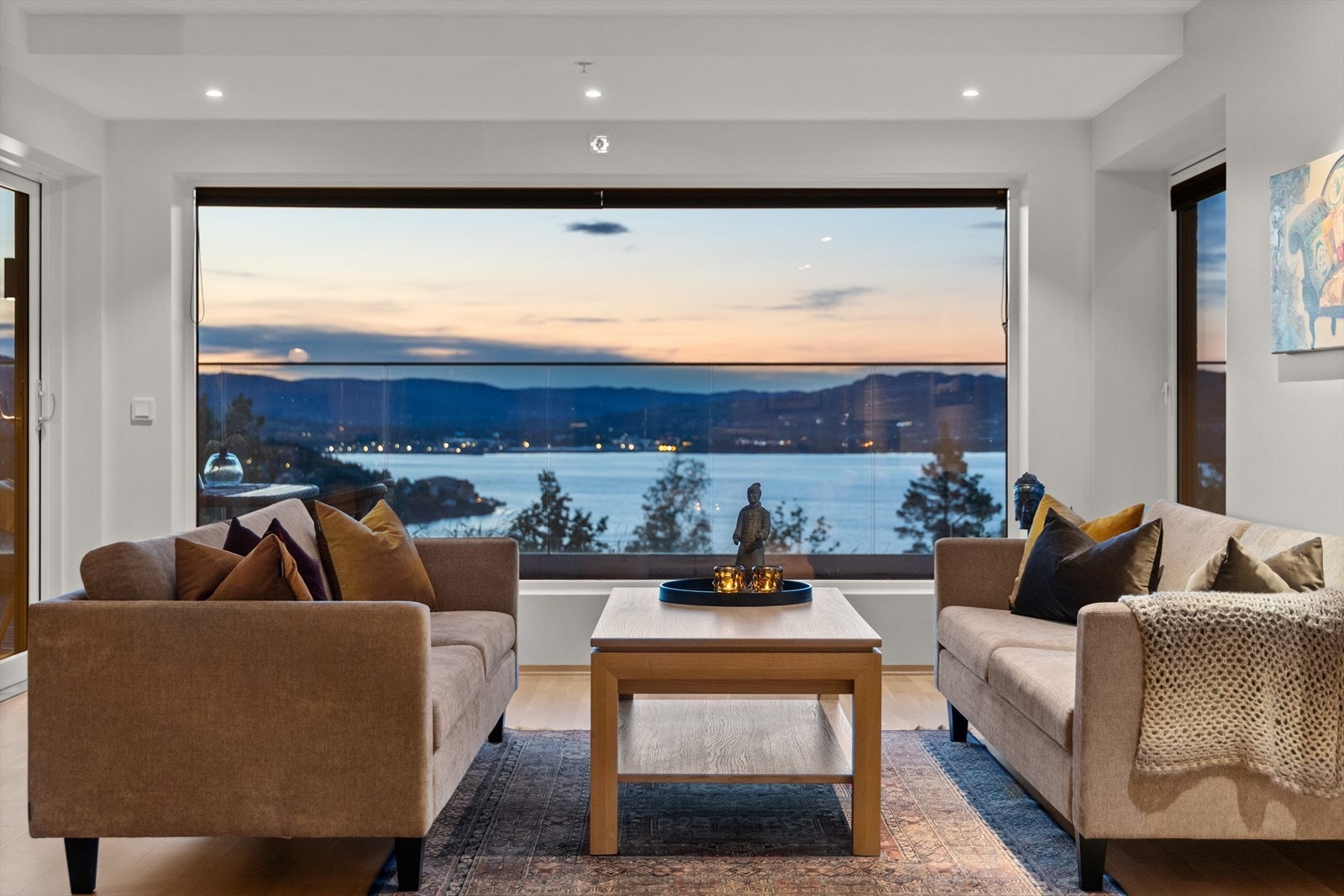 Stue med fantastisk fjordutsikt Galleribilde