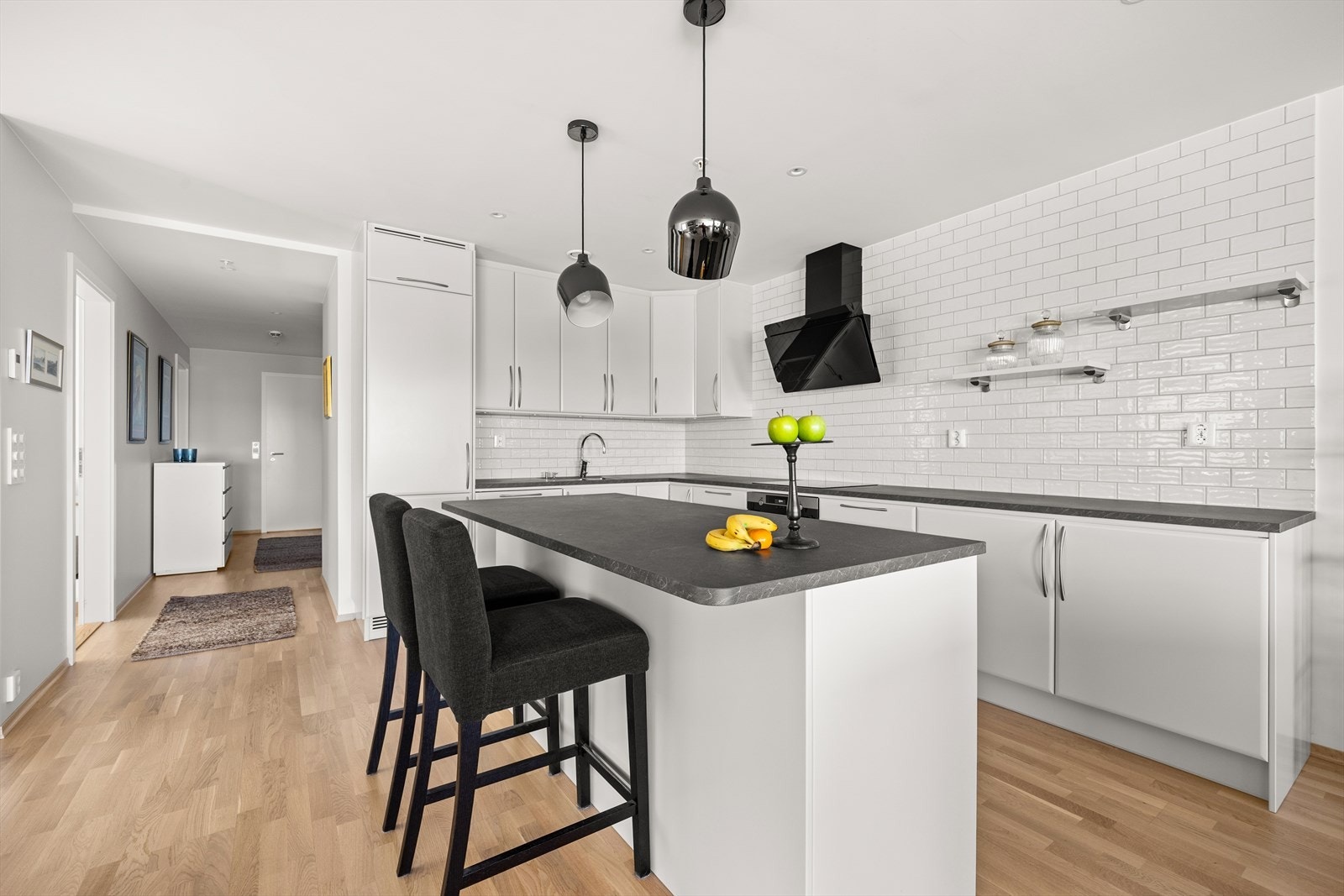 Leiligheten har et innholdsrikt kjøkken med glatte fronter Galleribilde