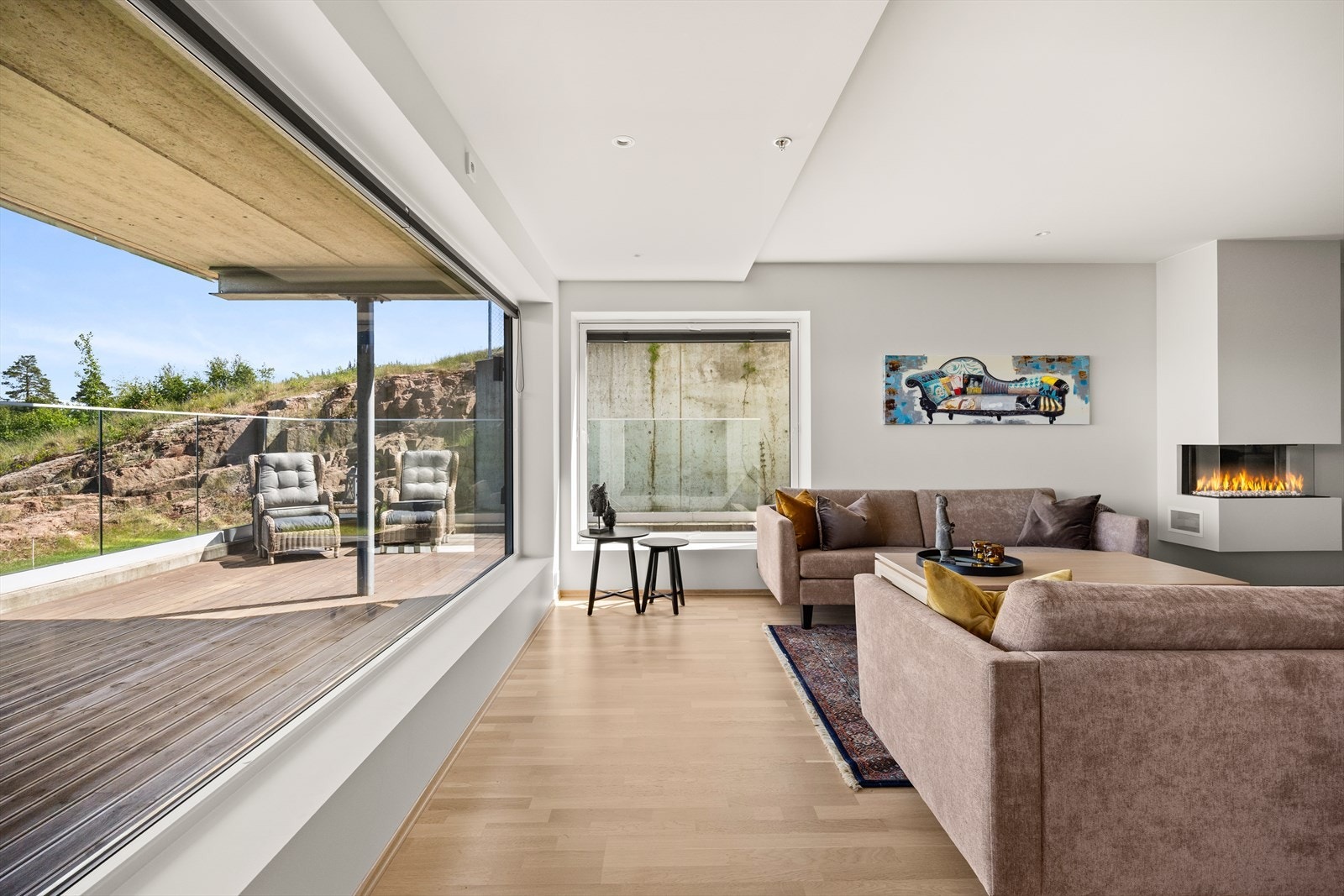 I vinduene er det montert solskjerming som medfølger salget Galleribilde