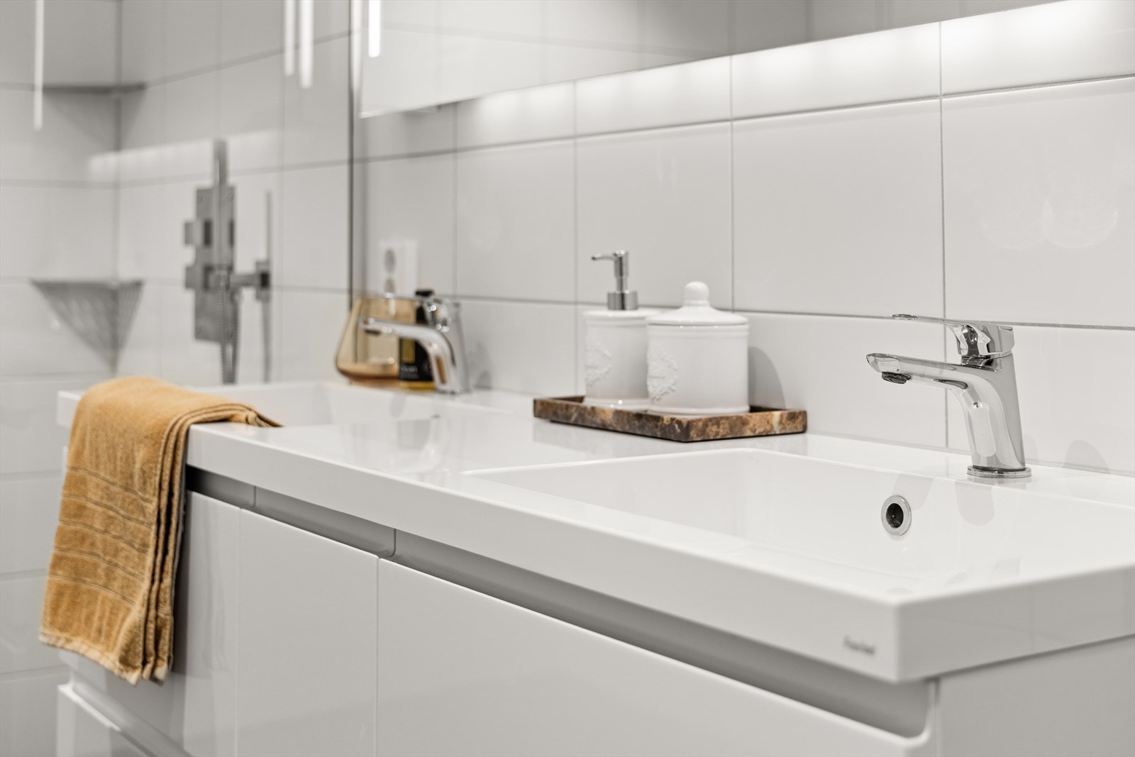 Hovedbadet har vegghengt innredning med dobbel servant Galleribilde